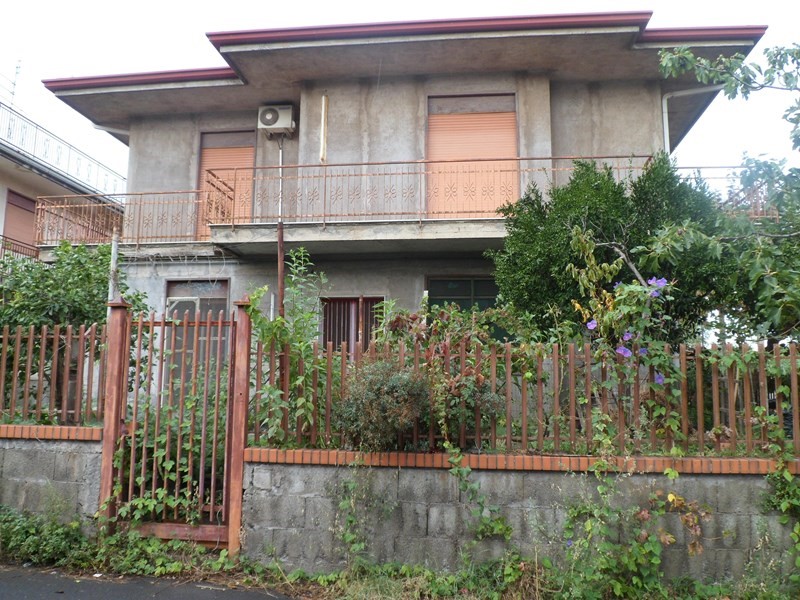 Villa in Vendita a San Giovanni la Punta, zona via Taranto, 285'000€, 335 m², con Box