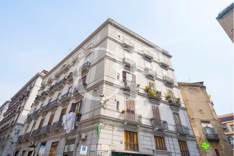 Appartamento in Vendita a Napoli, zona Piazza Vincenzo Calenda , 340'000€, 110 m²