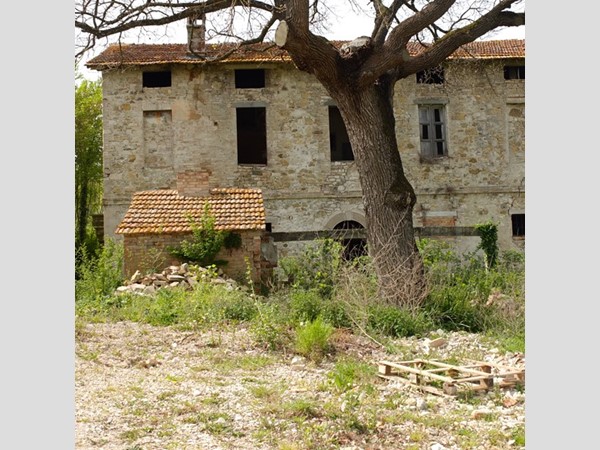 Casale in Vendita a Todi, zona Vocabolo La Gobba, 220'000€, 510 m²