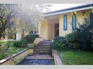 Villa in Vendita a Roma, zona SABAUDIA, 330'000€, 150 m², con Box