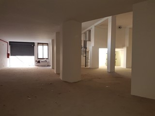 Immobile commerciale in Vendita a Roma, zona Africano, 650'000€, 480 m²