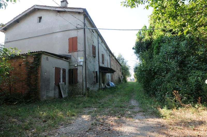 Rustico in Vendita a Modena, zona Baggiovara, 700'000€, 4000 m²