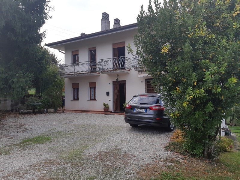 Casa Indipendente in Vendita a Giavera del Montello, zona santi angeli, 220'000€, 430 m²
