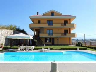 Villa in Vendita a Casalincontrada, 490'000€, 400 m², con Box