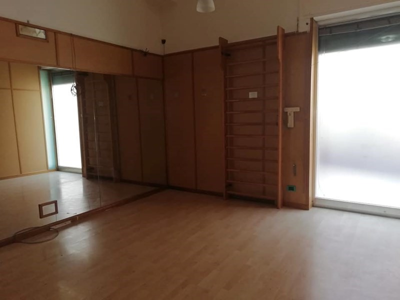 Immobile commerciale in Affitto a Cava de' Tirreni, zona via de filippis, 750€, 105 m²