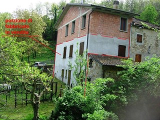 Rustico in Vendita a Castel di Casio, zona Lago di Suviana , 125'000€, 120 m², con Box