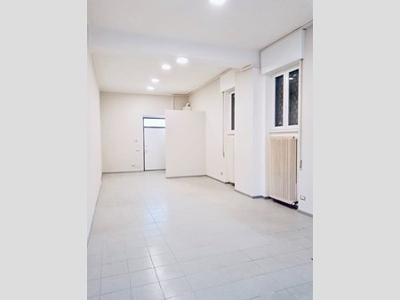 Negozio in Affitto a Montano Lucino, 1'100€, 50 m²