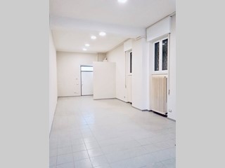 Negozio in Affitto a Montano Lucino, 1'100€, 50 m²