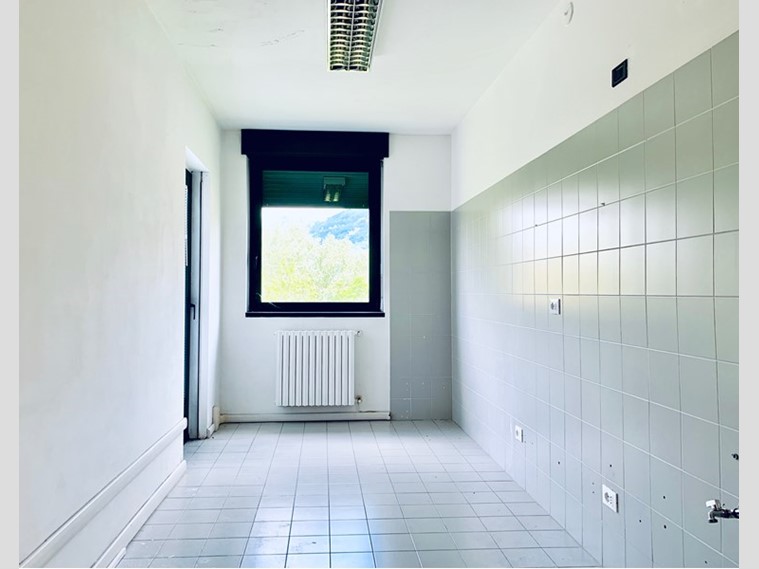 Ufficio in Affitto a Como, zona LORA, 700€, 85 m²