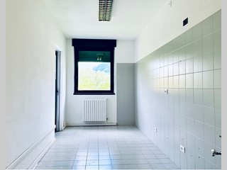 Ufficio in Affitto a Como, zona LORA, 700€, 85 m²