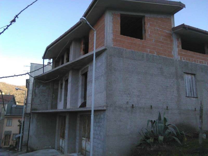 Casa Indipendente in Vendita a Sant'Agapito, 120'000€, 500mq in 3 livelli