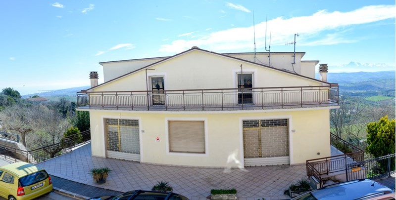 Villa in Vendita a Tortoreto, zona centro storico medievale, 290'000€, 650 m²