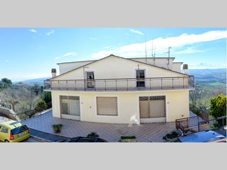 Villa in Vendita a Tortoreto, zona centro storico medievale, 290'000€, 650 m²