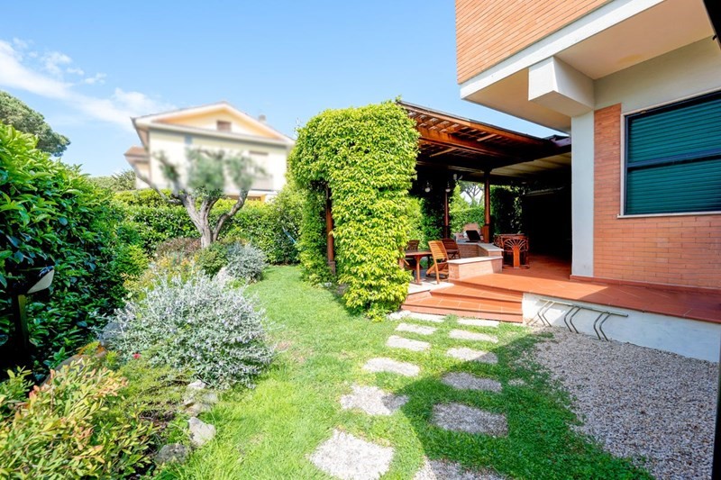 Villa bifamiliare in Vendita a Terracina, zona Lido di Enea, 450'000€, 120 m²