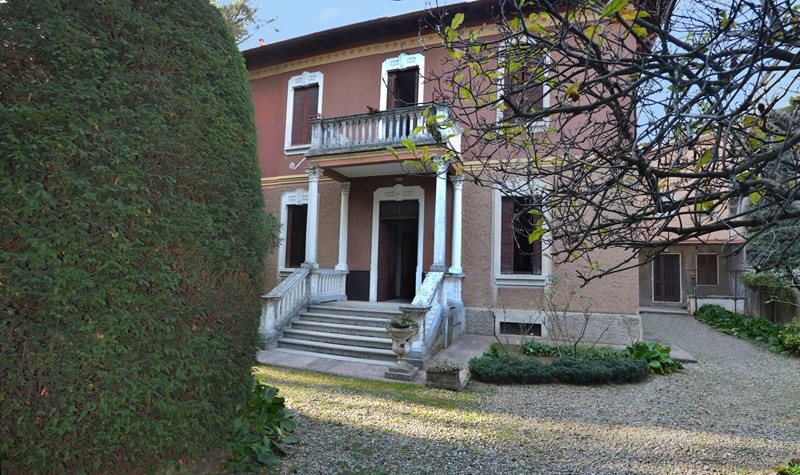 Villa in Vendita a Tradate, zona abbiate guazzone, 360'000€, 400 m²