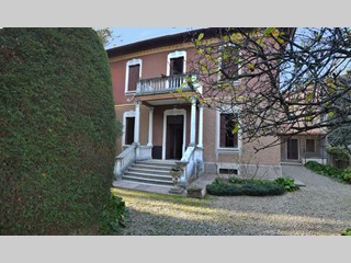 Villa in Vendita a Tradate, zona abbiate guazzone, 360'000€, 400 m²