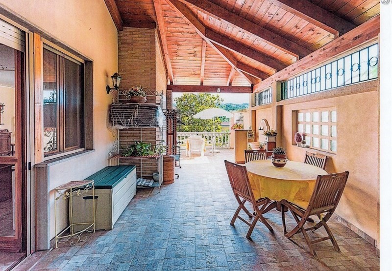 Villa in Vendita a Canelli, zona Residenziale, 590'000&euro;, 400 m², arredato, con Box