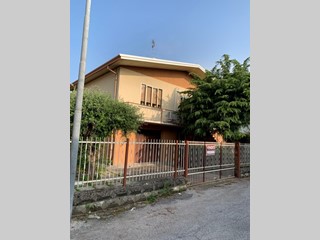 Casa Indipendente in Vendita a Lendinara, 90'000€, 190 m²