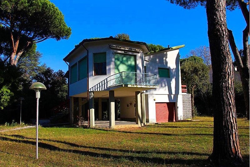 Villa in Vendita a Massa, zona Ronchi/Poveromo, 990'000€, 190 m², con Box