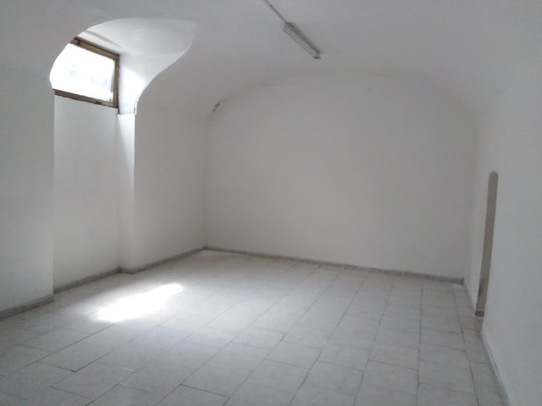 Immobile commerciale in Affitto a Napoli, zona VIA PIER DELLE VIGNE 9, 550€, 50 m²