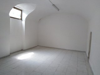 Immobile commerciale in Affitto a Napoli, zona VIA PIER DELLE VIGNE 9, 550€, 50 m²