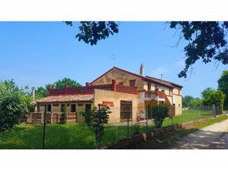 Casale in Vendita a Civitanova Marche, 170'000€, 300 m², arredato