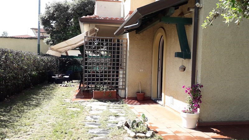 Casa Semi Indipendente in Affitto a Massa, zona Marina di massa, 750€, 80 m², arredato