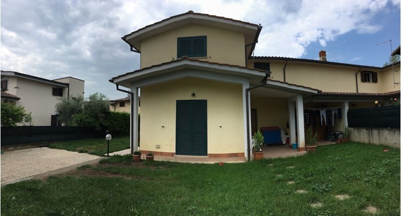 Villa bifamiliare in Vendita a Fiano Romano, zona adiacente a via Tiberina, 240'000€, 190 m²