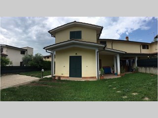 Villa bifamiliare in Vendita a Fiano Romano, zona adiacente a via Tiberina, 240'000€, 190 m²