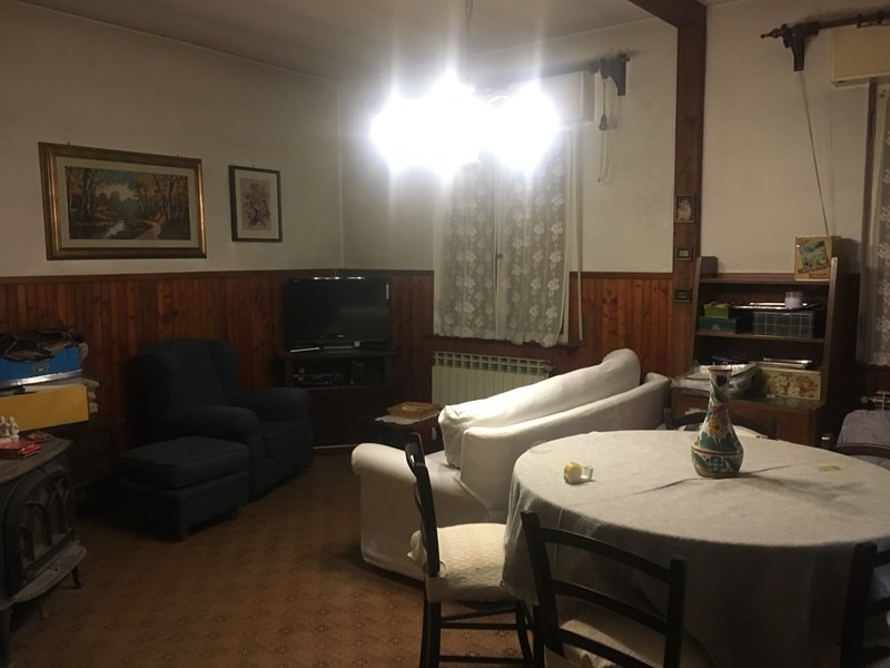 Villa in Vendita a Isola del Cantone, zona montessoro  - Isola de cantone , 70'000€, 220 m², arredato