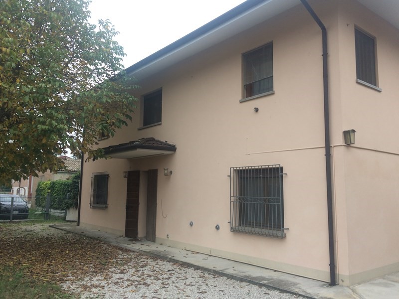 Casa Indipendente in Vendita a Cento, zona Reno Centese, 215'000€, arredato