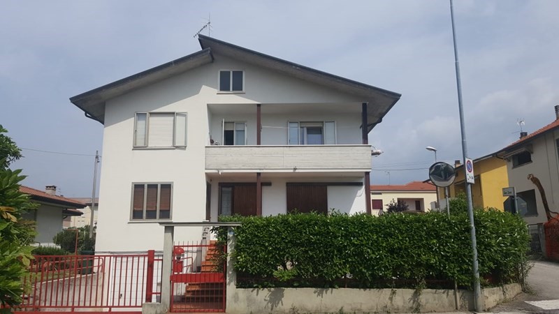 Appartamento in Vendita a Schio, 135'000€, 180 m², con Box