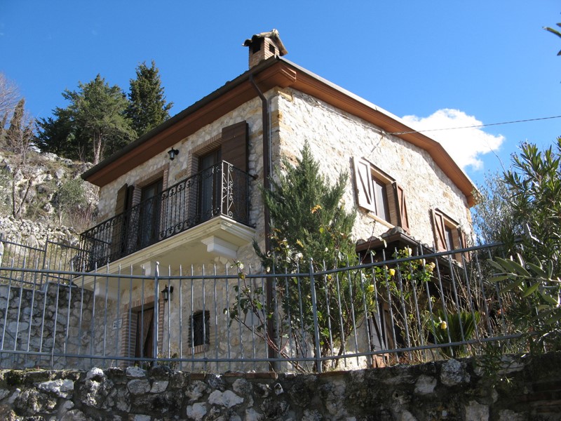 Rustico in Vendita a Roccacasale, zona Borgo Alto, 135'000&euro;, 107 m²