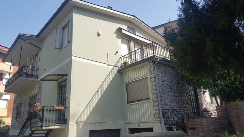 Villa in Vendita a Loreto, zona CENTRO, 270'000€, 400 m²