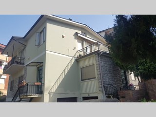 Villa in Vendita a Loreto, zona CENTRO, 270'000€, 400 m²