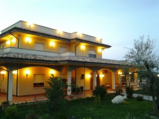 Attività commerciale in Vendita a Pescara, zona campagna, 850'000€, 600 m², arredato, con Box