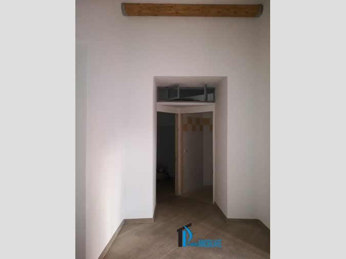 Negozio in Affitto a Terni, 650€, 23 m²