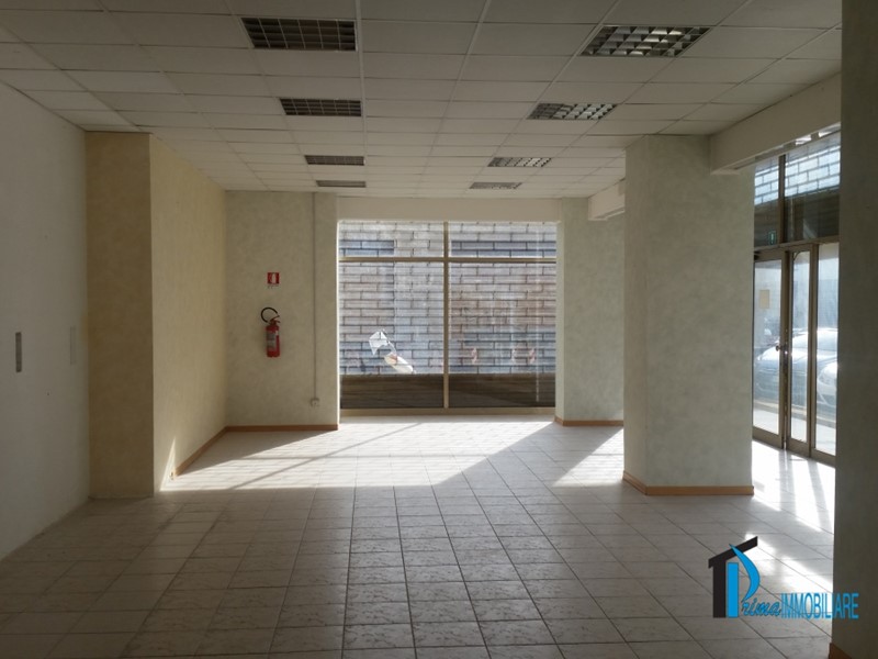 Negozio in Affitto a Terni, 1'300€, 150 m²