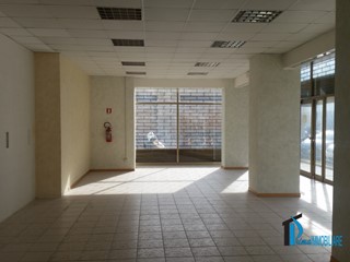 Negozio in Affitto a Terni, 1'300€, 150 m²