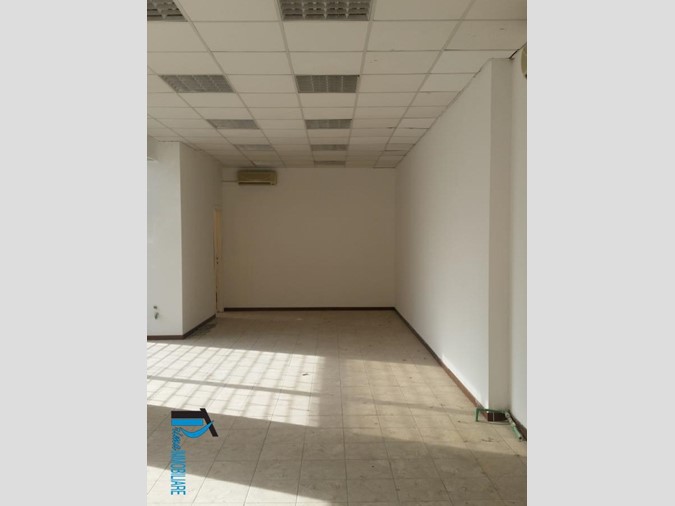 Negozio in Affitto a Terni, 700€, 72 m²