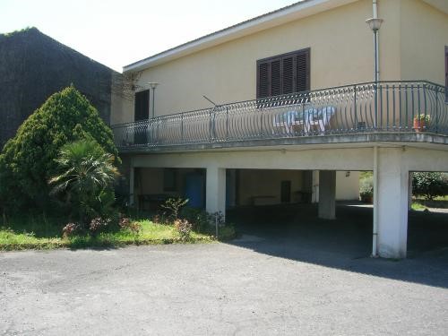 Villa in Vendita a Santa Venerina, zona via rina 34, 180'000€, 170 m², con Box