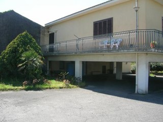 Villa in Vendita a Santa Venerina, zona via rina 34, 180'000€, 170 m², con Box