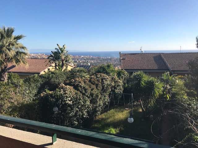 Villa in Vendita a Aci Catena, zona Via Giacomo Leopardi 7, 250'000€, 200 m², con Box