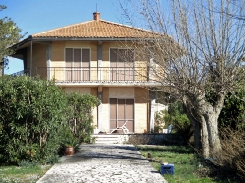 Villa in Vendita a Terracina, zona fronte mare, 730'000€, 180 m², con Box
