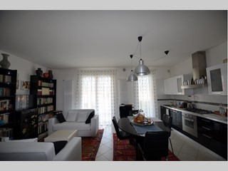 Appartamento in Vendita a Jesolo, zona Jesolo Lido, 270'000€, 95 m², arredato, con Box