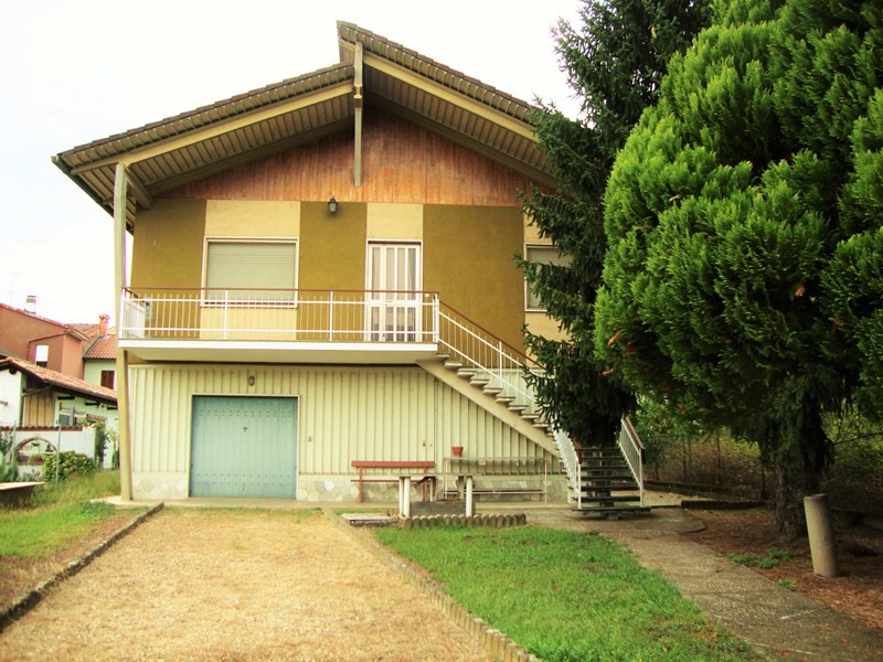 Villa in Vendita a Zeme, 90'000€, 180 m²