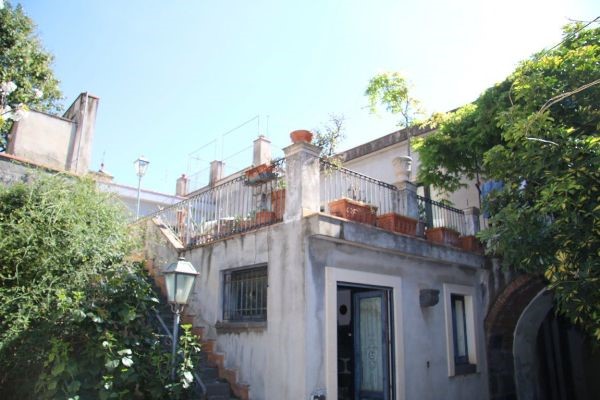 Villa in Vendita a Acireale, zona Centro Città, 495'000€, 800 m², con Box