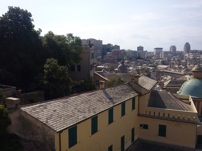 Trilocale in Vendita a Genova, zona Via Balbi, 169'000€, 100 m²