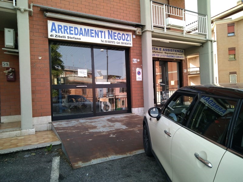 Immobile commerciale in Vendita a Genzano di Roma, zona Via generale Lordi 44, 100'000€, 77 m²