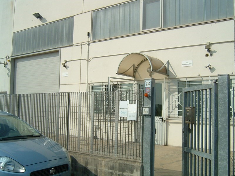 Capannone in Affitto a Leinì, zona ZONA INDUSTRIALE, 600€, 320 m², arredato